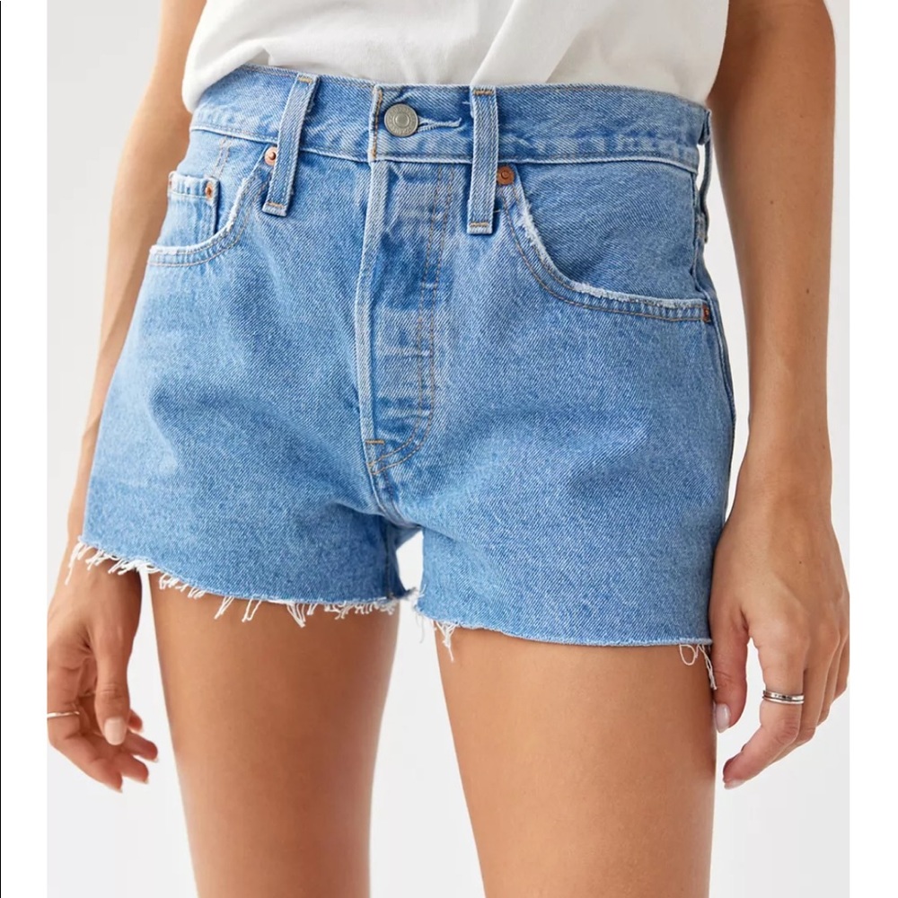 ⭐️ NWT Levi’s 501 Shorts!! The best shorts for summer!! US size 30!